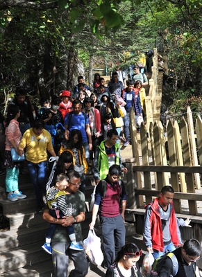 九寨溝景區(qū)游客接待量達(dá)峰值，十一黃金周第四天展現(xiàn)旅游復(fù)蘇與管理智慧